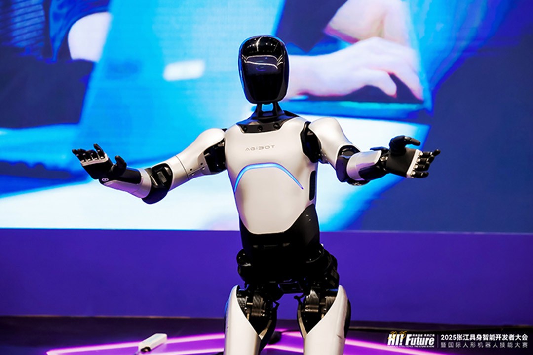 公海jcjc5500远征A2成全球首个同时拥有中美欧认证的人形机器人
